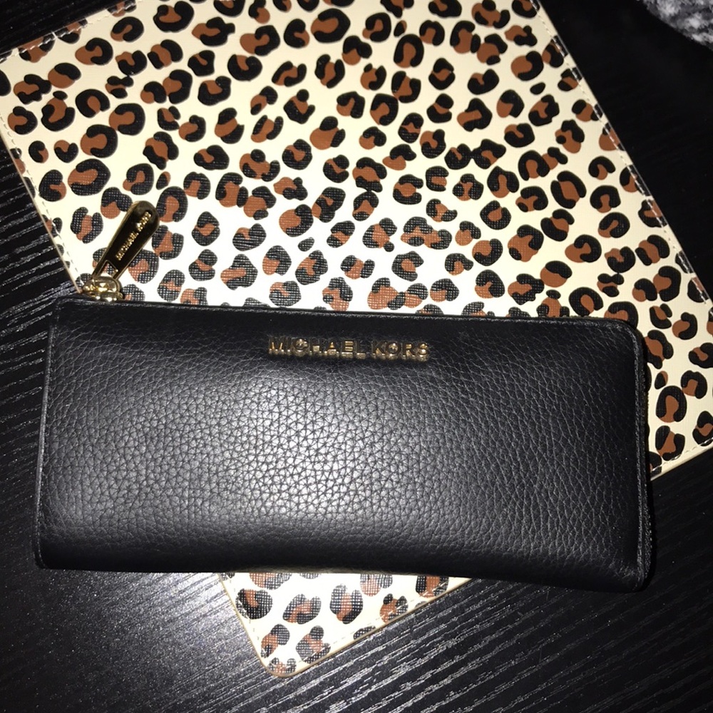 Michael Kors 💵 wallet - Picture 1 of 5
